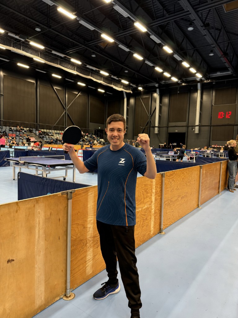 Thomas Knudsholt i Zilenzo sportstøj efter sejr i bordtennis